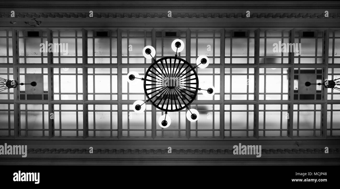 Il soffitto della National Arts biblioteca presso il Victoria and Albert Museum di Londra UK, fotografato in bianco e nero. Foto Stock