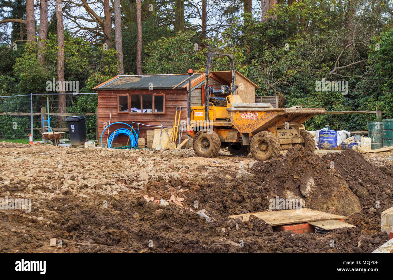 Dumper veicolo su fondi fangosi agitati fino edilizia residenziale sito in Surrey, Inghilterra sud-est dopo aver bagnato, cattivo tempo Foto Stock