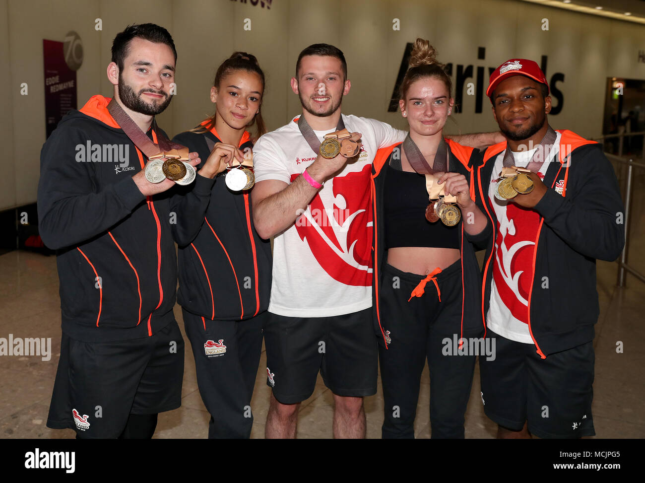 Da sinistra a destra, James Hall, Georgia-Mae Fenton, Dominick Cunningham, Alice Kinsella e Courtney Tulloch durante la squadra dell'Inghilterra Homecoming all'aeroporto di Heathrow di Londra. Foto Stock