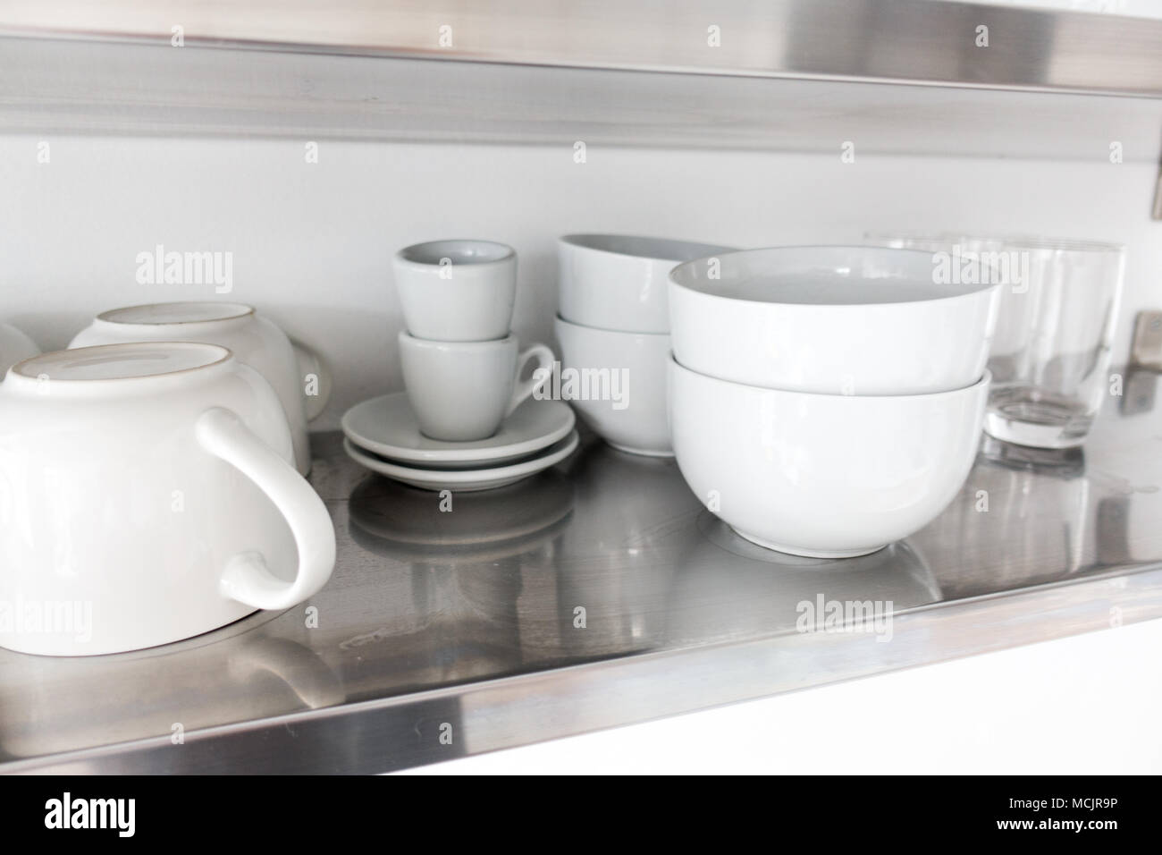 Stoviglie sul ripiano della cucina Foto Stock