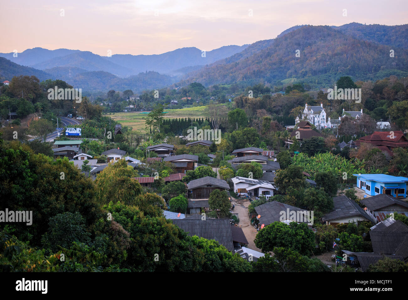 Guardando verso il basso il piccolo villaggio di Ban Dong vicino a Chiang Mai, Thailandia Foto Stock