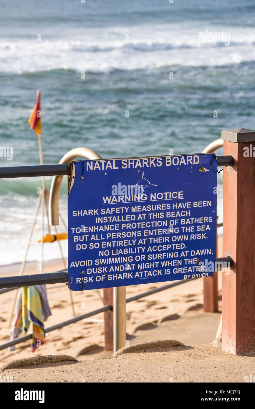 Durban, Sud Africa, 10 Aprile - 2018: un avviso sul lungomare di informare i bagnanti circa lo squalo di misure di sicurezza posto sulla spiaggia. Foto Stock