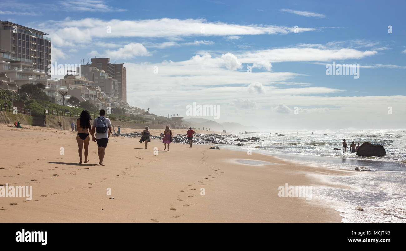 Durban, Sud Africa, 12 Aprile - 2018: la gente camminare lungo la spiaggia in una giornata di sole. Foto Stock