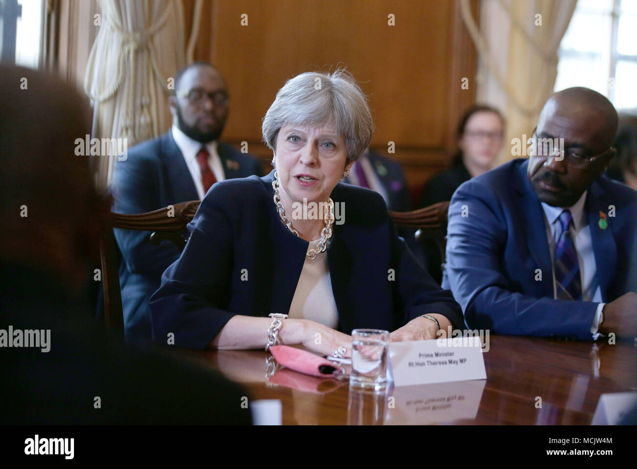 Il primo ministro Theresa Maggio ospita un incontro con i leader del Commonwealth, ministri degli Esteri e i commissari elevata in relazione alla generazione Windrush, 10 Downing Street, Londra, a margine dei capi di governo del Commonwealth riuniti. Foto Stock