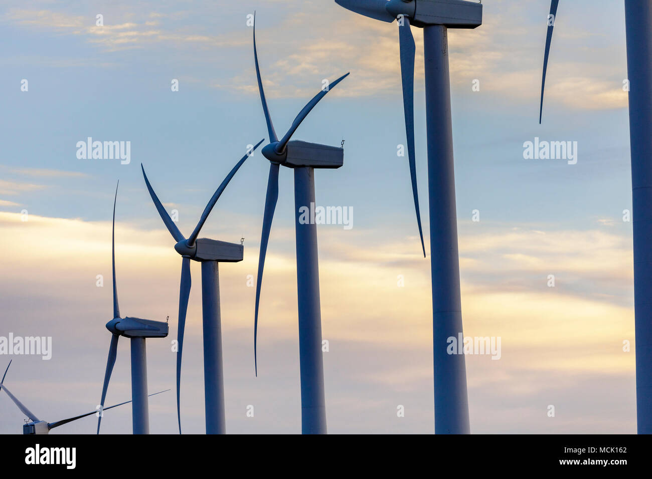 Moderna turbina eolica agriturismo vicino a Palm Springs, California dedicata alla produzione di energia eolica. Foto Stock