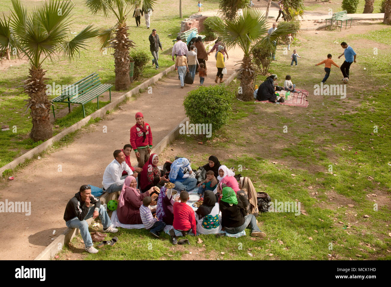 Aegypten ha, Kairo, Qanater (Kanater) opere di arginatura du nullo, besonders am Wochenende ein beliebtes Ausflugsziel, Familieeim Picknick Foto Stock