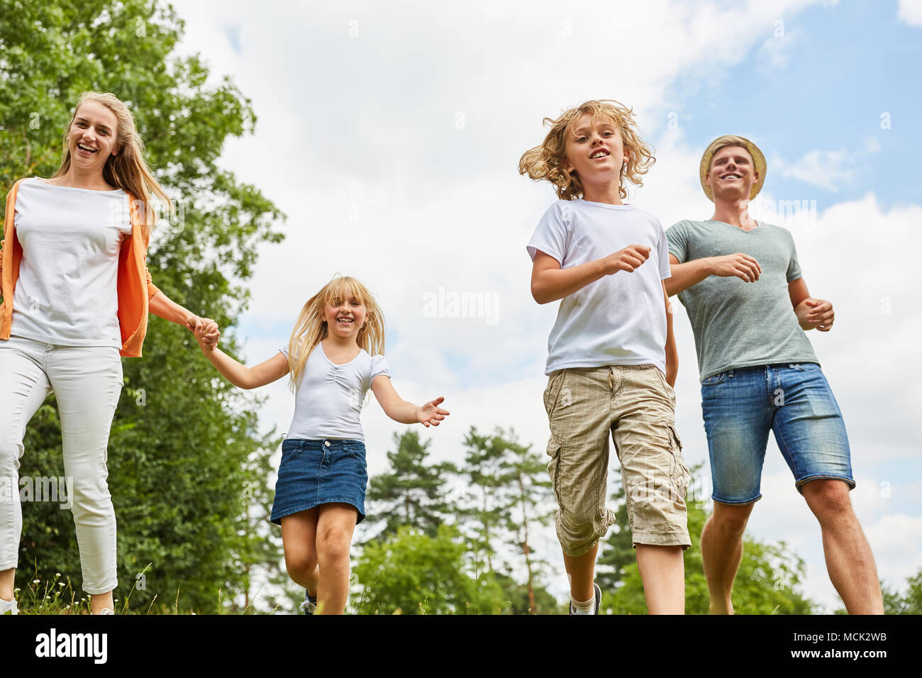 La famiglia felice e i bambini in un viaggio su vacanze attive Foto Stock