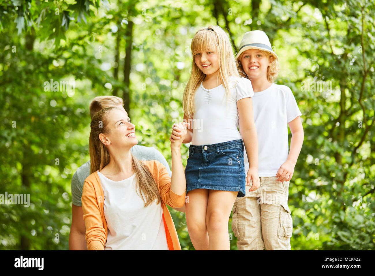 La mamma sta guardando e aiutando la figlia mentre il bilanciamento del rivestimento è il percorso Foto Stock