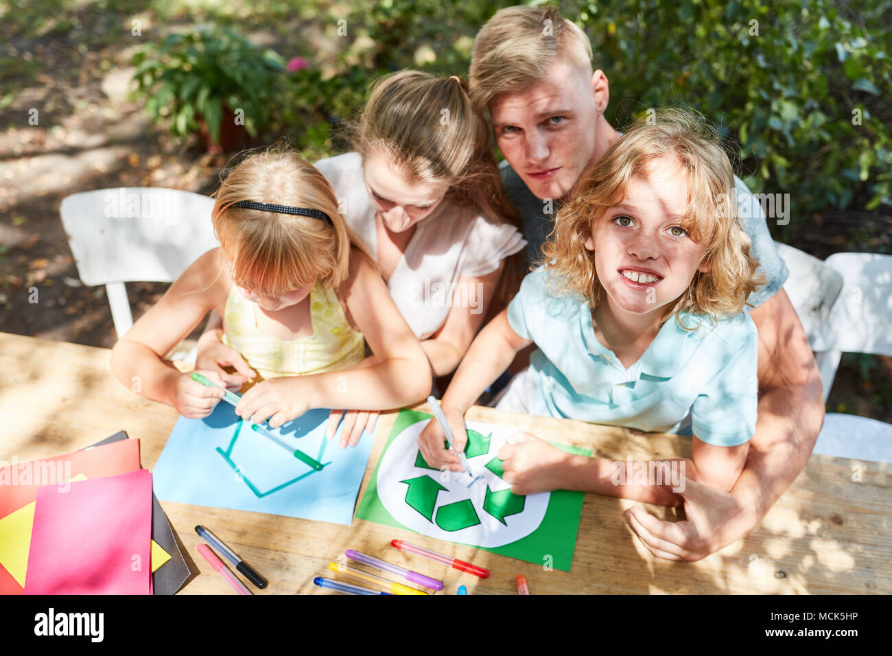 La famiglia e i bambini la vernice eco-house come un segno di casa costruire in futuro Foto Stock