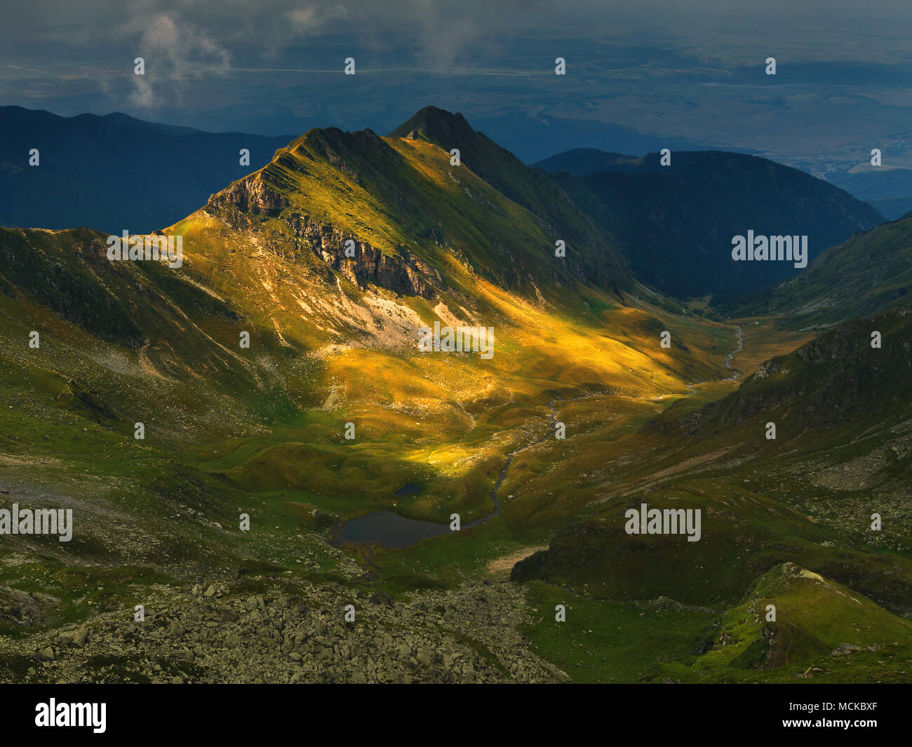Il pittoresco paesaggio di montagna con drammatiche previsioni. Monti Fagaras, Romania. Foto Stock