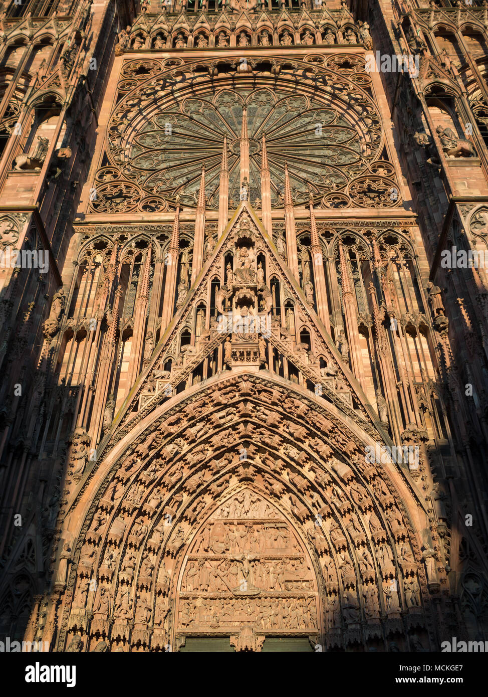 Opera scultorea di Strasburgo facciata della Cattedrale Foto Stock