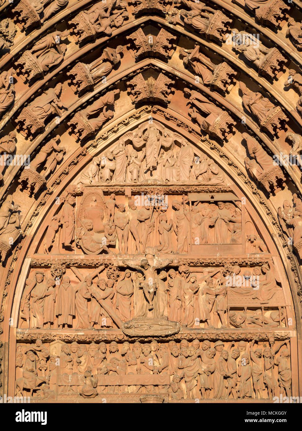 Particolare dell'opera scultorea del timpano del portale occidentale della Cattedrale di nostra Signora di Strasburgo Foto Stock