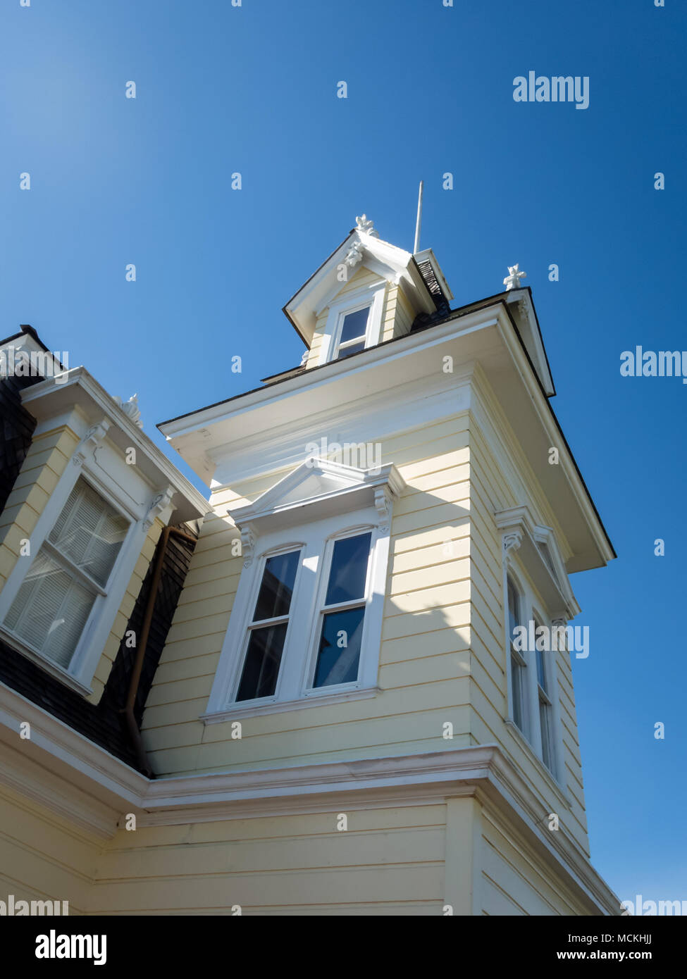Dettaglio della parte superiore di una vedova a piedi balcone di un bianco in stile Victorian House Foto Stock