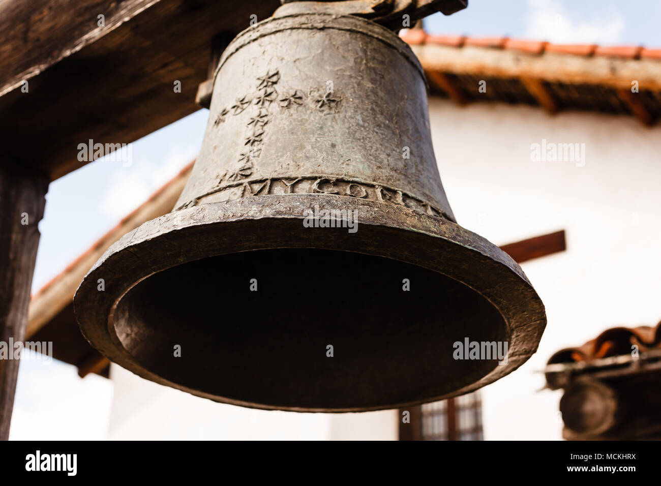 Dettaglio della campana in stile missione chiesa Foto Stock