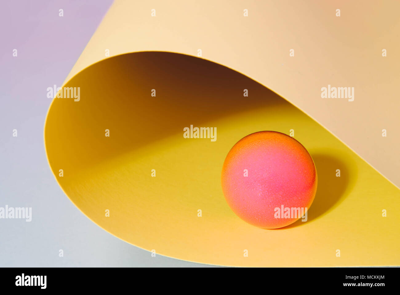 Carta multicolore sfondo con sfera. Pastel minimal art Foto Stock