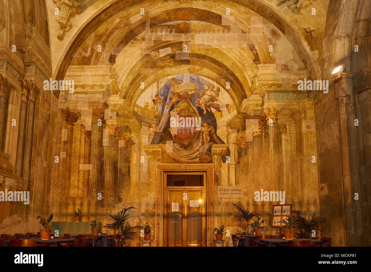 Muro medievale dipinti del XV secolo 'Sedile Dominova' nel villaggio di Sorrento, di notte, nei pressi di Napoli, Italia Foto Stock