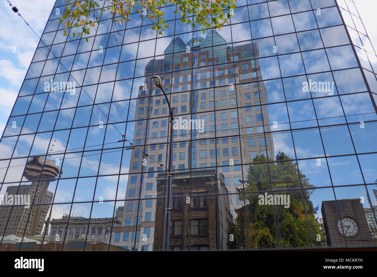 I riflessi di una torre di uffici e il Vancouver Lookout in Hamilton Street, nel centro cittadino di Vancouver, Canada Foto Stock
