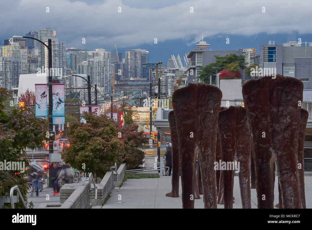 'A piedi figure " sculture dell'artista Magdalena Abakanowicz, Cambie a Broadway, luce della sera di Fairview, Vancouver, Canada Foto Stock