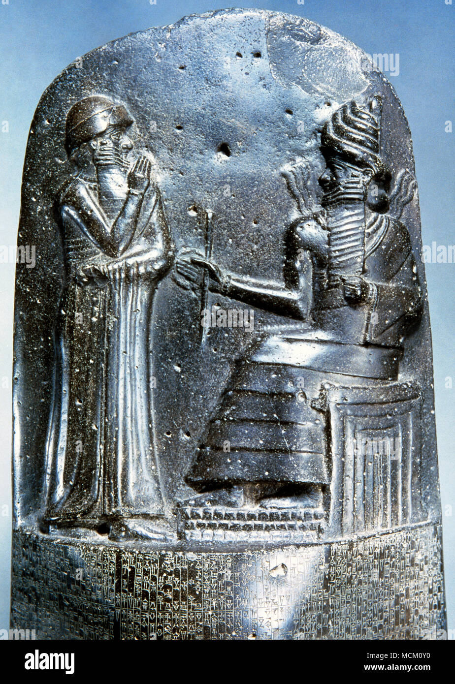 Legge il codice di Hammurabi re di Babilonia. Basalto. Il XVIII secolo A.C. Particolare rilievo: Hammurabi (in piedi) raffigurato come ricevere il suo insegne regali da Shamash, dio della giustizia. Louvre Mueum. Parigi, Francia. Foto Stock