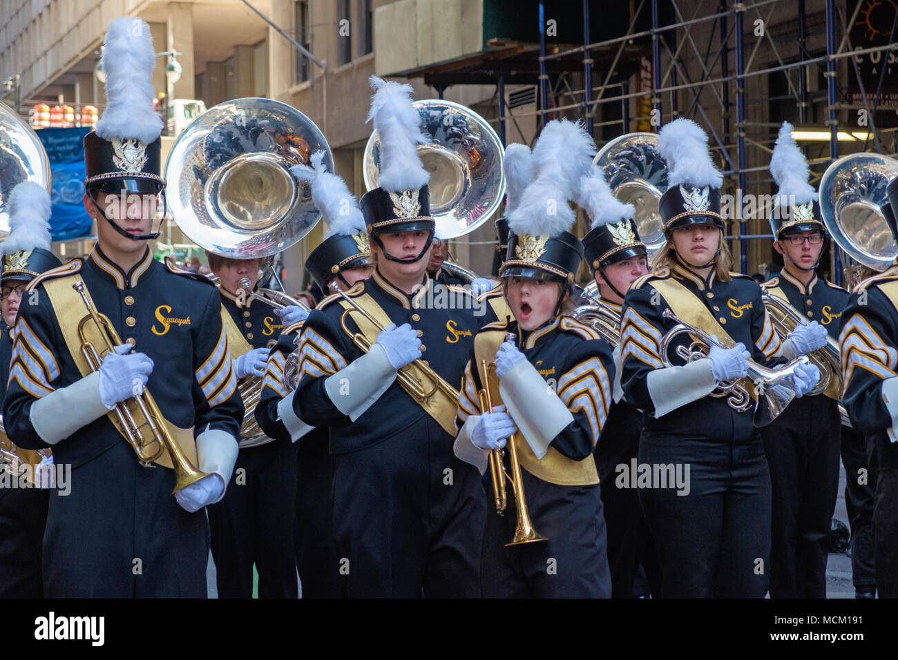 Sequoyah High School Band, la città di New York per il giorno di San Patrizio Parade, 2018. Blue uniformi, con infissi in oro. Pennacchi bianchi. Corni francesi, trombe, tube. Foto Stock