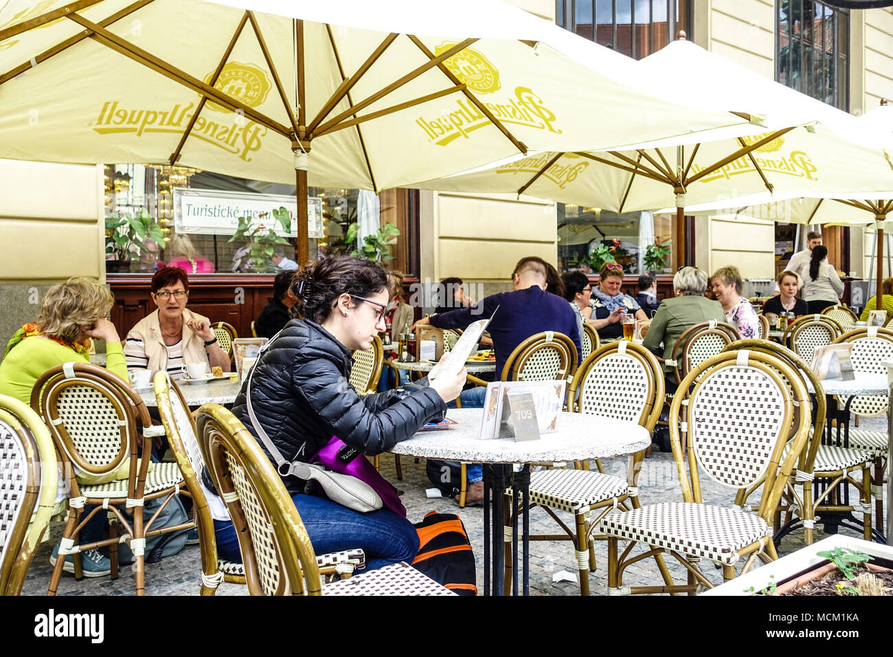 I turisti al di fuori dell Art Nouveau Cafe, Obecni Dum, Casa Municipale, Na Porici street, Praga, Repubblica Ceca Foto Stock