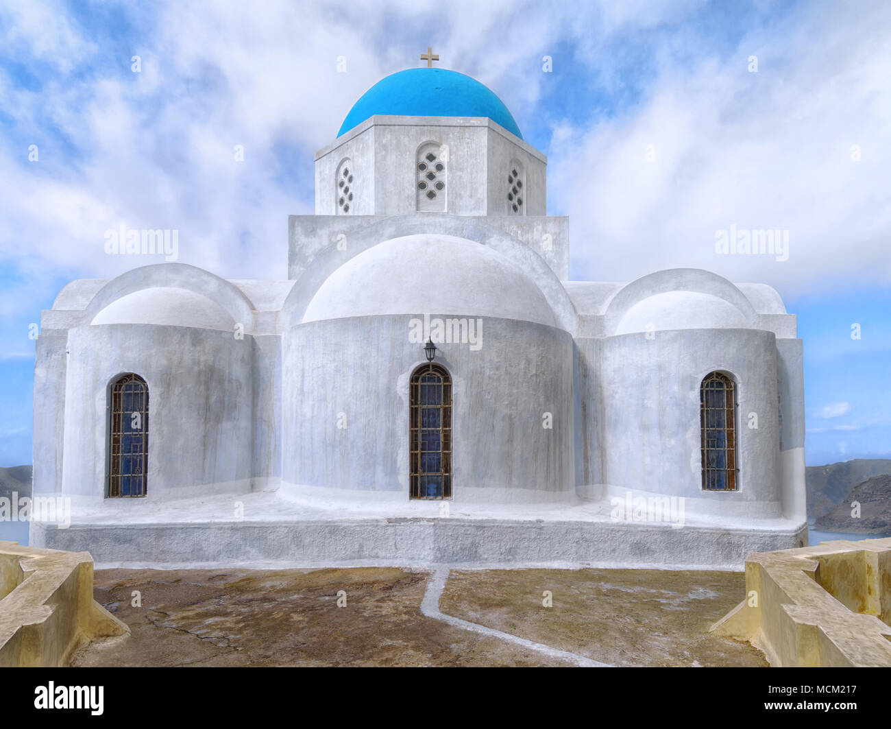 Vista chiesa ortodossa greca sull'isola di Santorini. Foto Stock