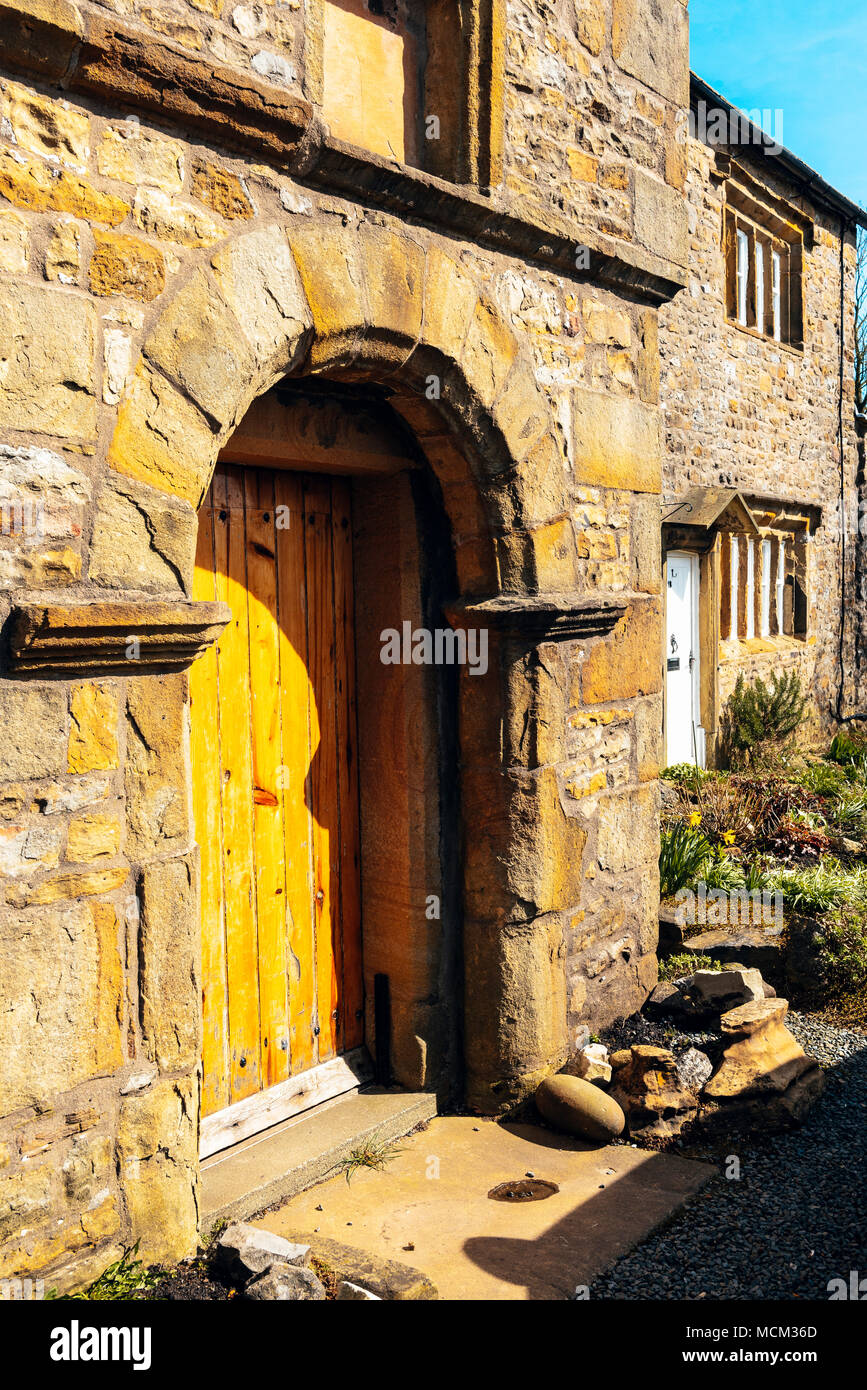 Porta di una vecchia casa in Downham, Lancashire, Inghilterra Foto Stock