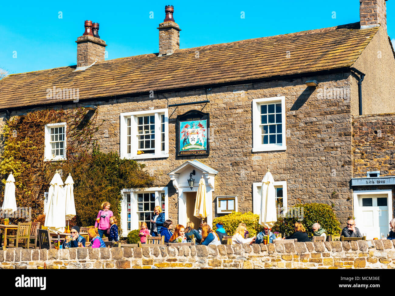 Il Assheton Arms pub in Downham, Lancashire, Inghilterra Foto Stock