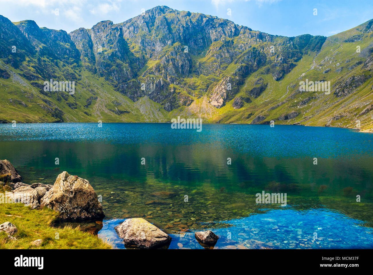 Llyn Cau e Craig Cau su Cadair Idris nel Parco Nazionale di Snowdonia, Galles Foto Stock