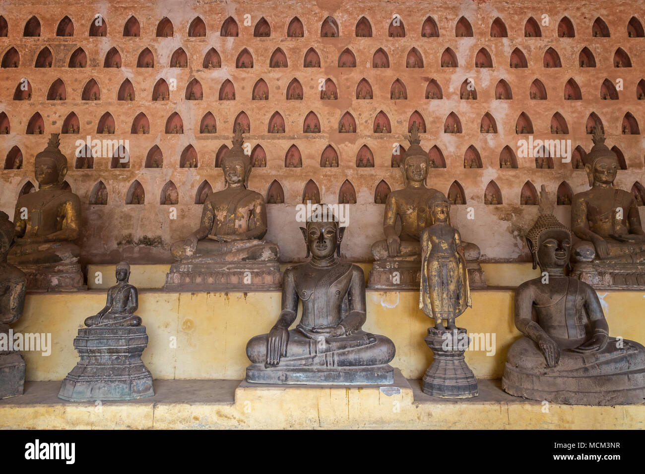 Vista frontale di tanti vecchi e di età compresa tra statue di Buddha a Wat Si Saket (Sisaket) tempio della clausura in Vientiane, Laos. Foto Stock