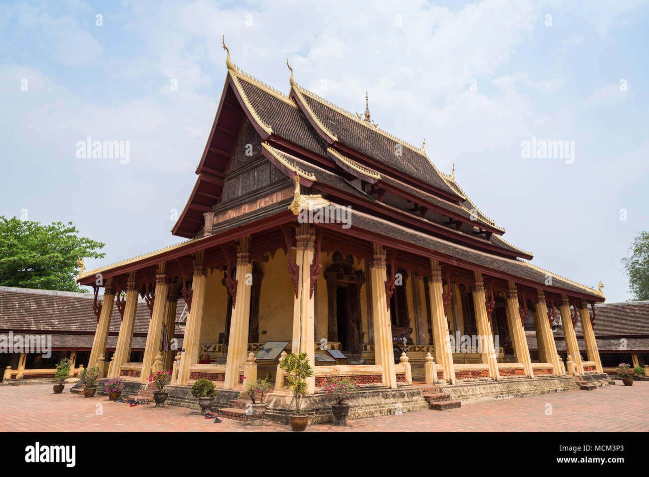 Vista il buddista Wat Si Saket (Sisaket) tempio di Vientiane, Laos, in una giornata di sole. Foto Stock