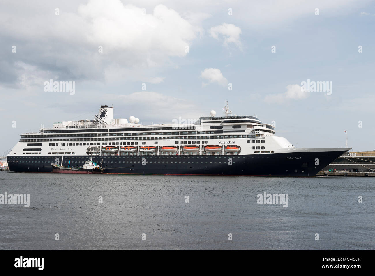 La MS Volendam a Yokohama International per i passeggeri dei traghetti nel porto di Yokohama, Giappone Foto Stock