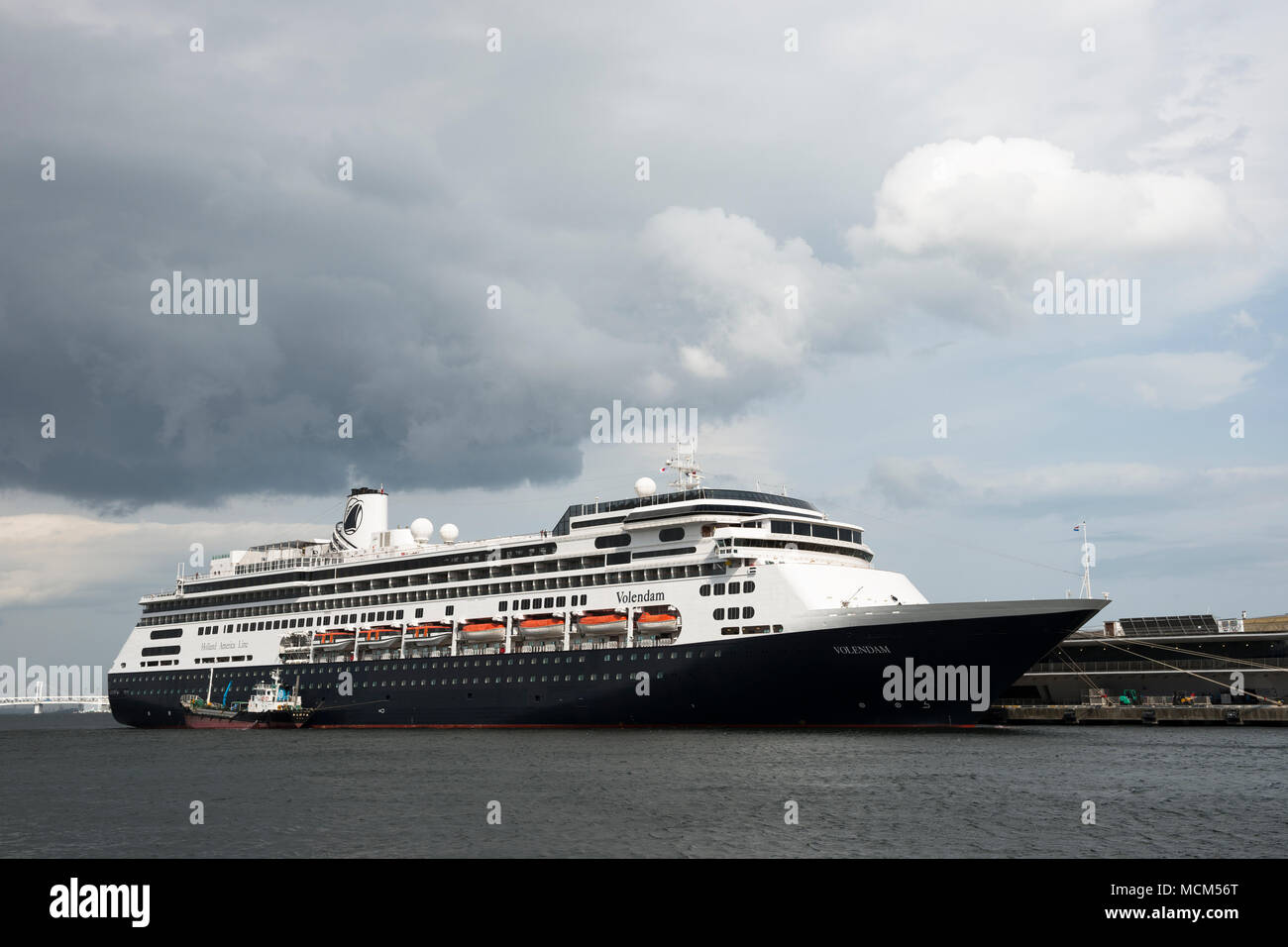 La MS Volendam a Yokohama International per i passeggeri dei traghetti nel porto di Yokohama, Giappone Foto Stock