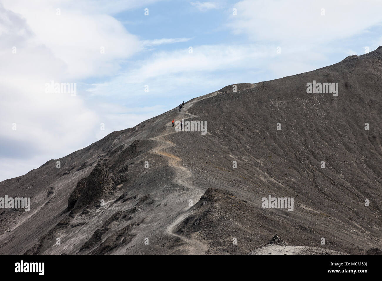 Gli escursionisti Decending la montagna di Blahnukur Landmannalaugar Islanda Foto Stock