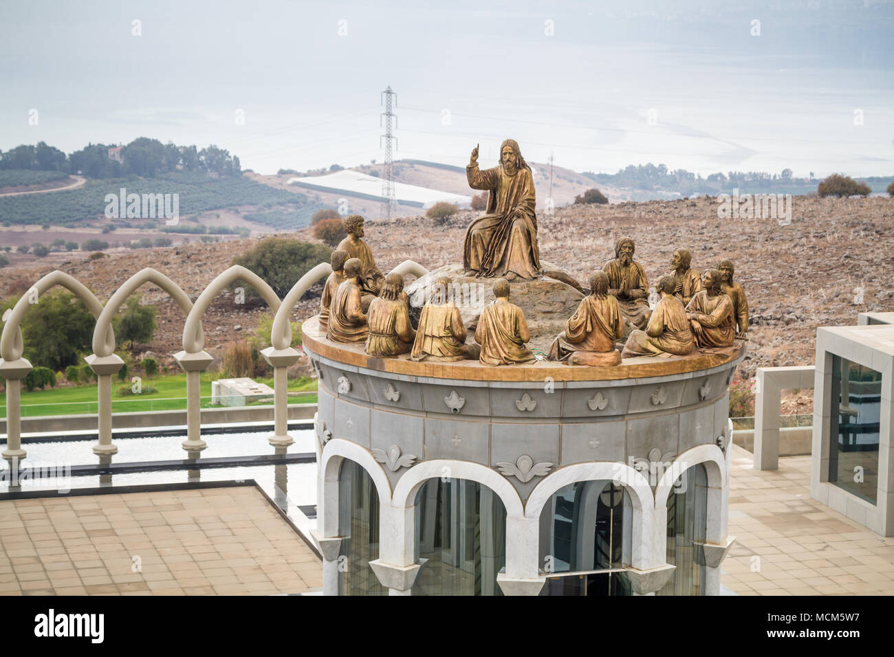 La Galilea, Israele - 3 dicembre: le statue di Gesù e dei dodici Apostoli in Domus Galileae sul Monte delle Beatitudini vicino al mare di Galilea in Galilea Foto Stock
