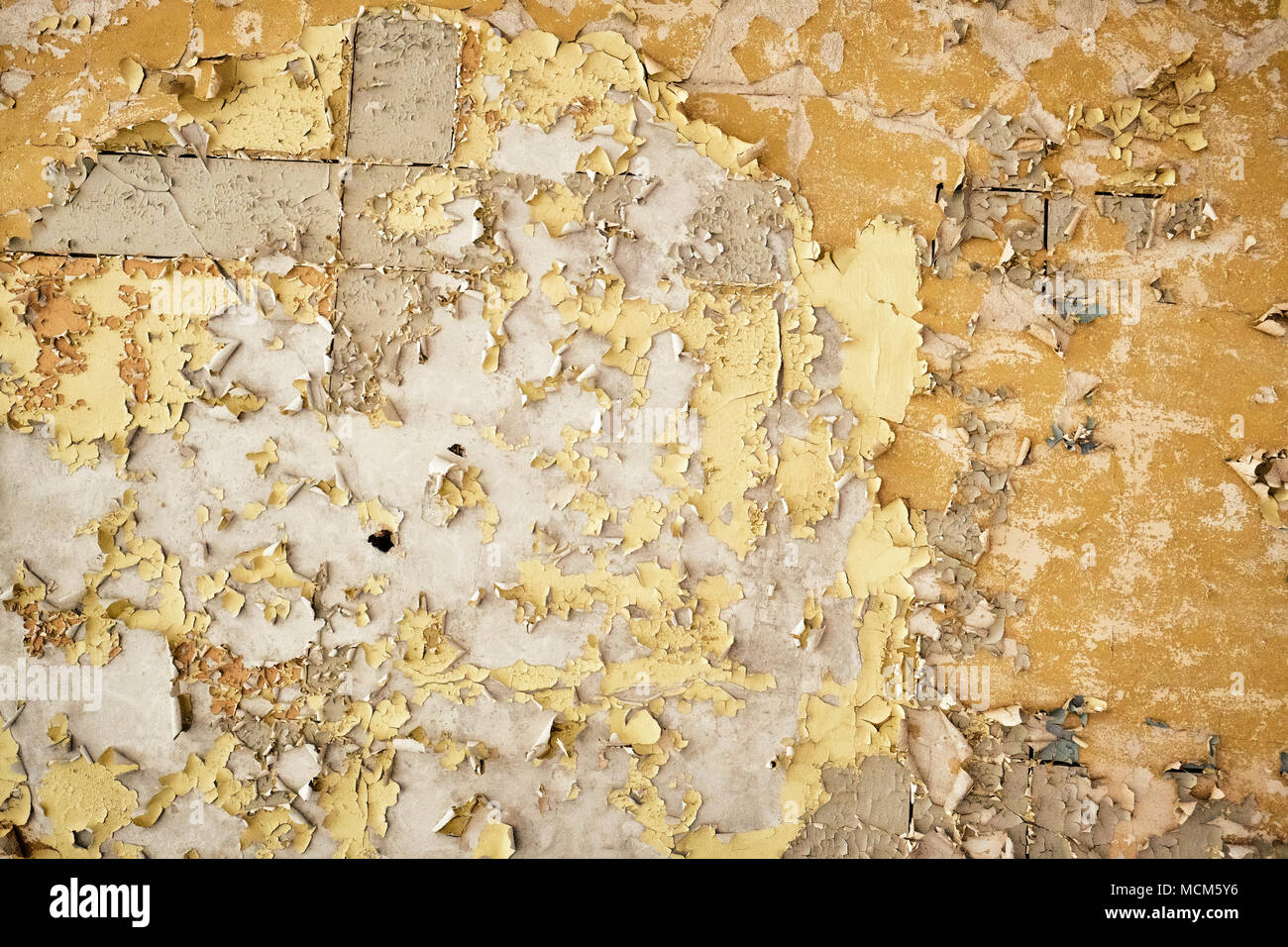 Strati di vecchia vernice di pelatura in un vecchio edificio in decadimento a Berlino Germania UE. Foto Stock