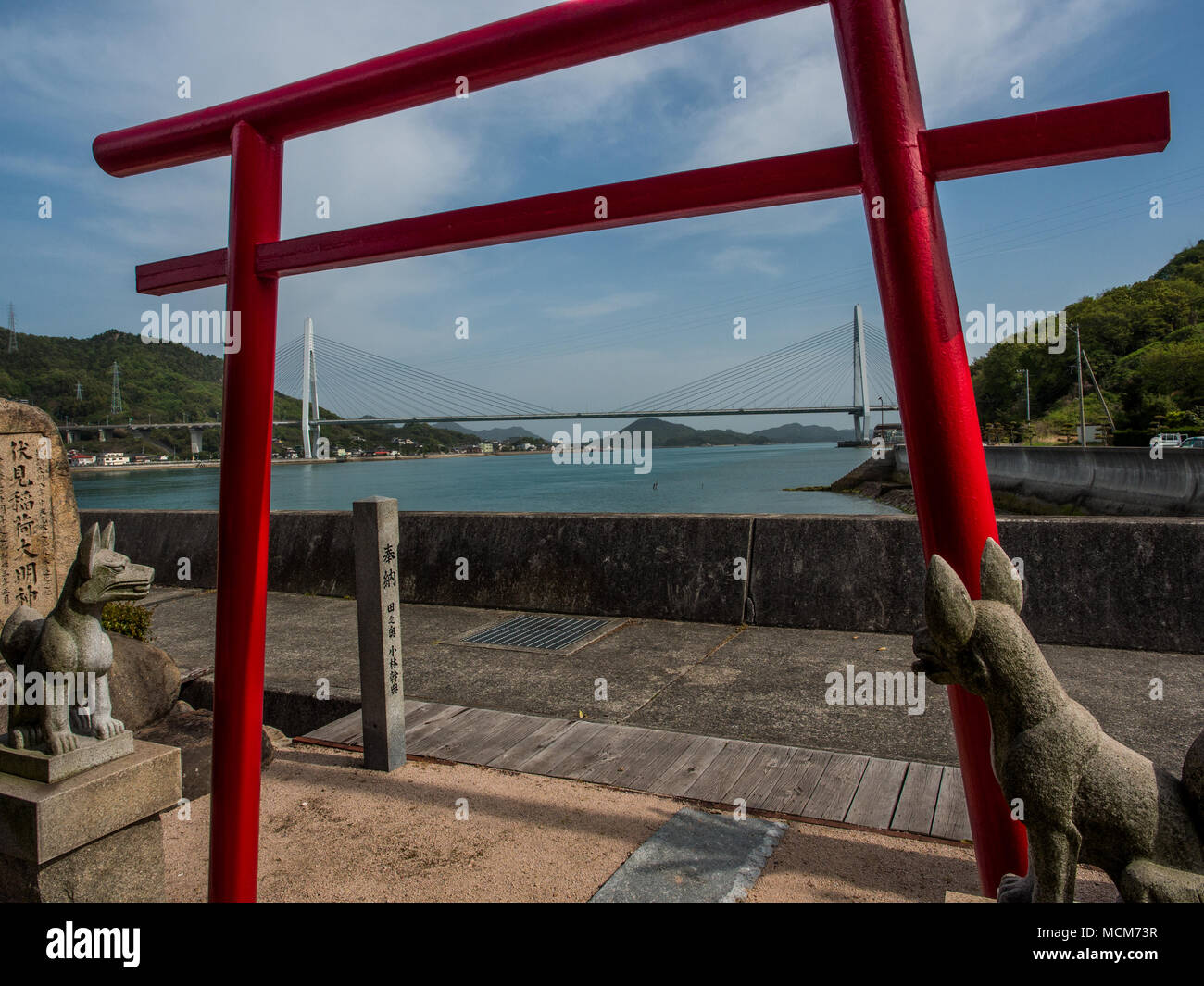 Innoshima Bridge visto dal santuario scintoista con torii e kitsune, Setouchi Shimanami Kaido, Giappone Foto Stock