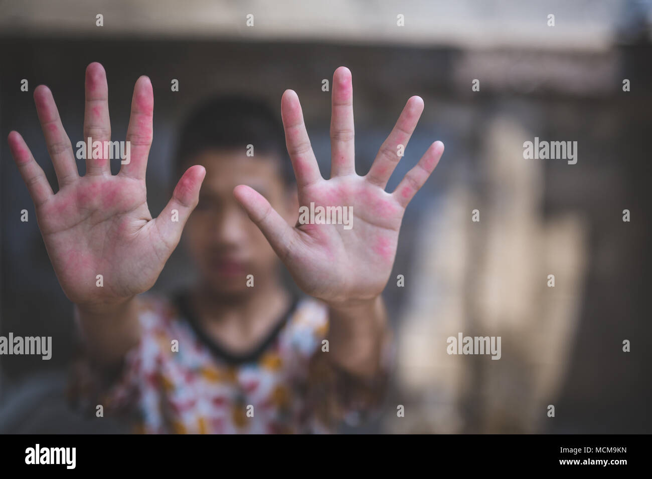 Il traffico di esseri umani, abusando di Stop alla violenza infantile la Giornata dei Diritti Umani del concetto. Foto Stock