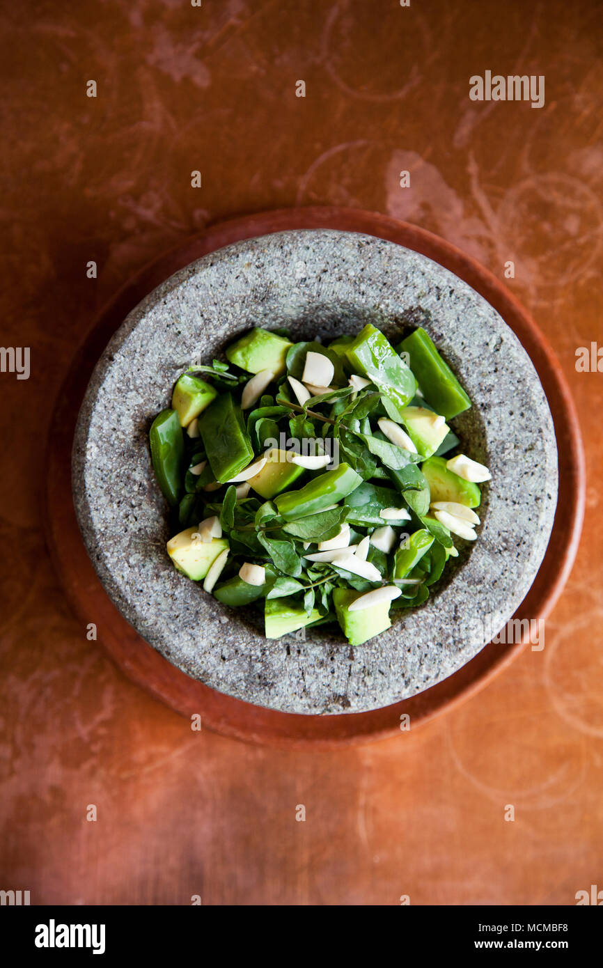 Ensalada de Nopales, aguacate y berros (Nopales, avocado e insalata di crescione) al lardo. Lardo, Città del Messico Foto Stock