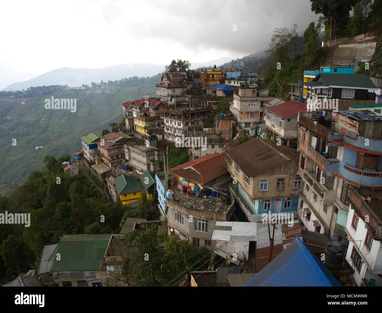 Gangtok, Sikkim, India , 17 aprile 2011 : La vista sul centro della città di Gangtok. Gangtok è la capitale del Sikkim stato in India. Foto Stock