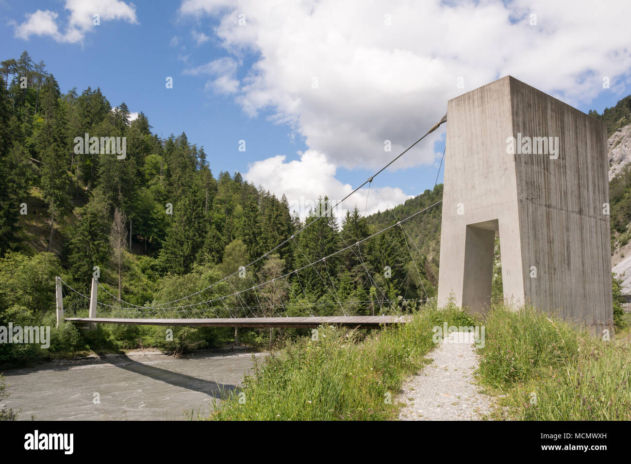 Sospensione ponte vicino stazione Trin Foto Stock