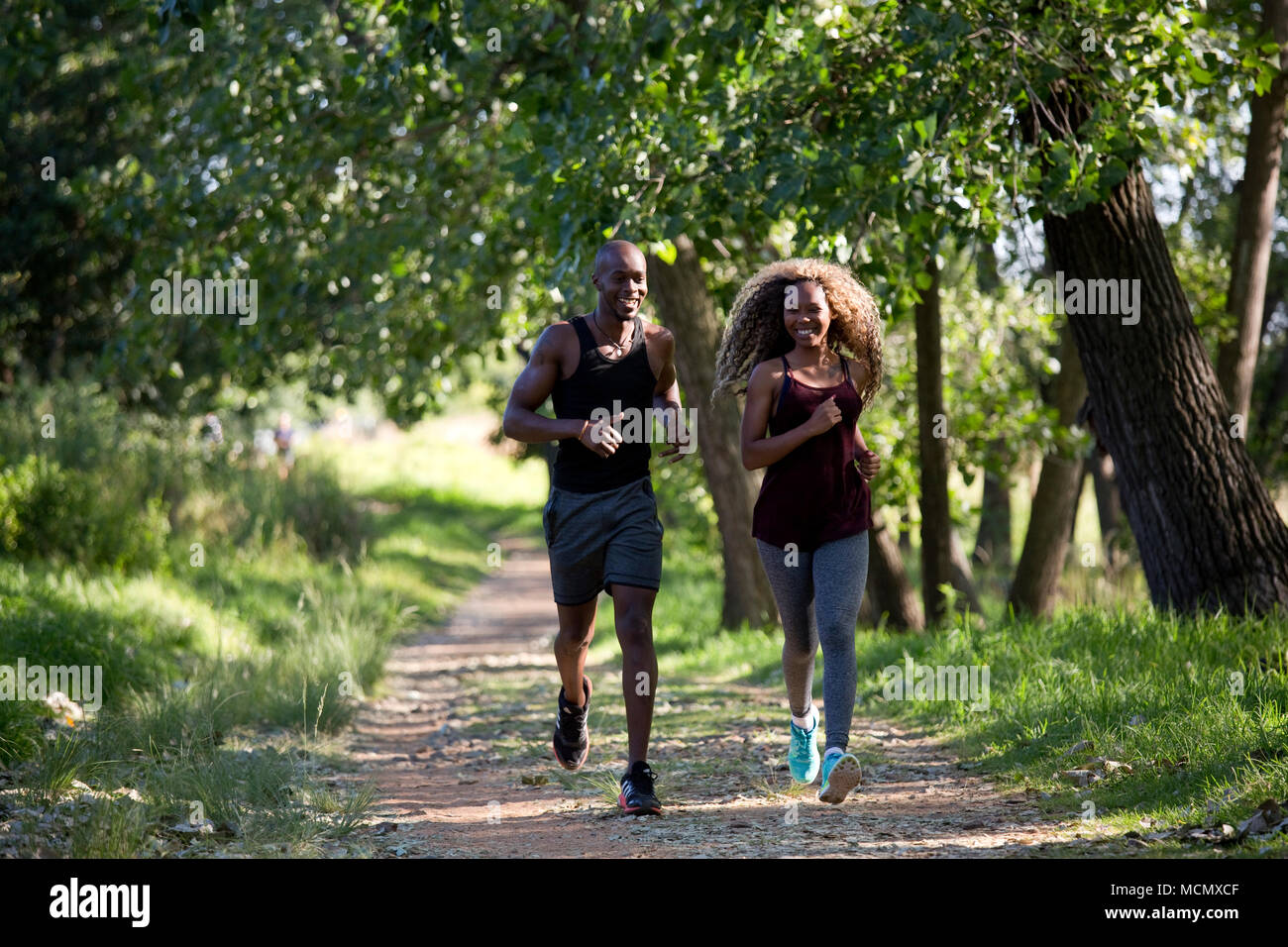 L uomo e la donna a fare jogging nel parco Foto Stock