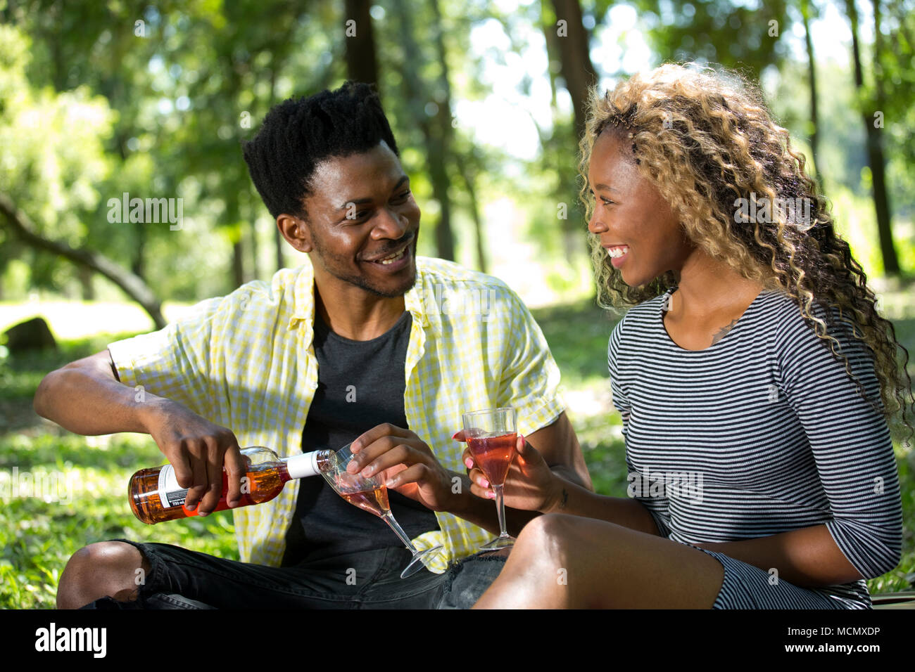 Giovane godendo di un picnic nel parco Foto Stock