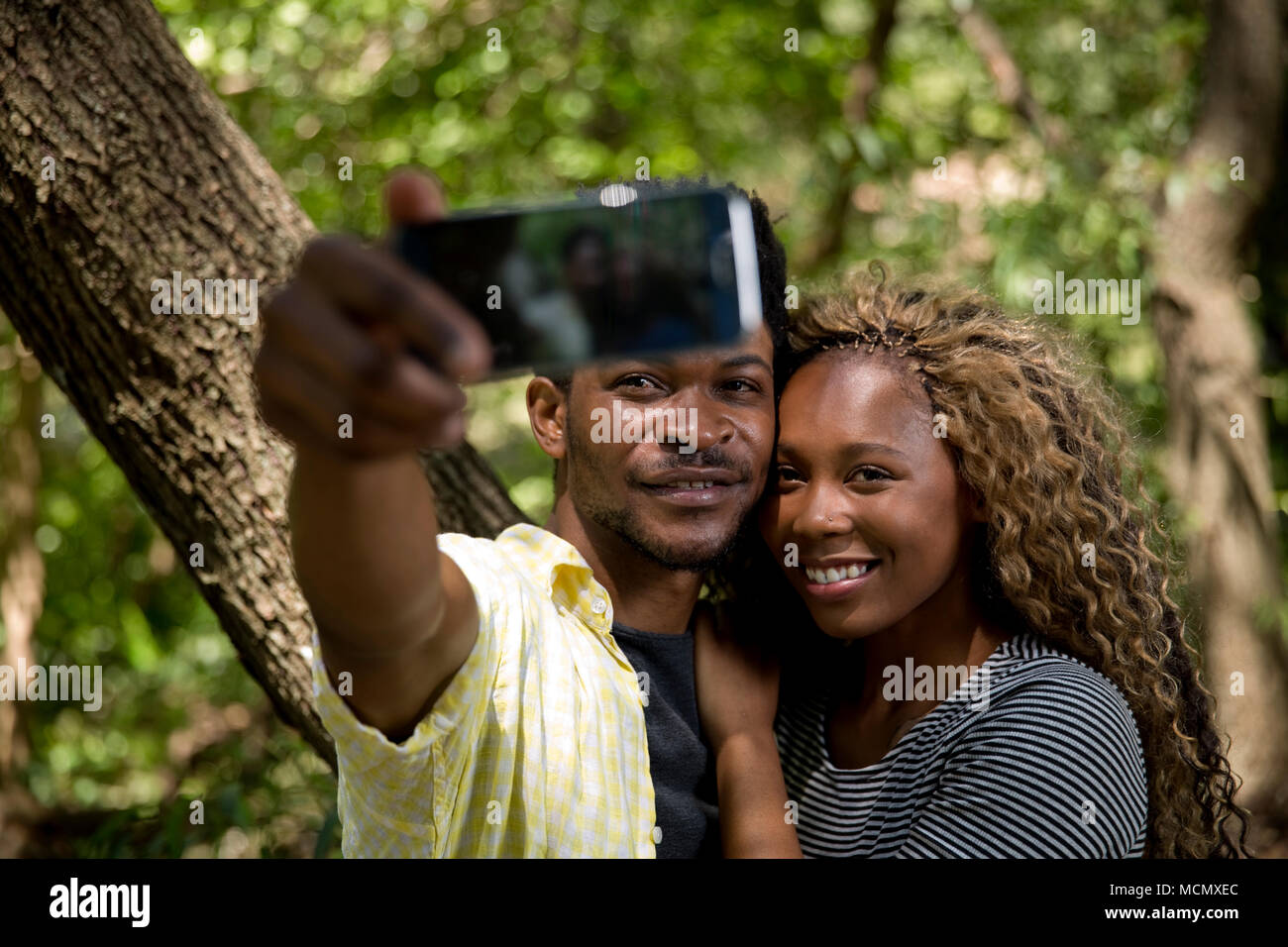 Giovane prendendo un selfie in un parco Foto Stock
