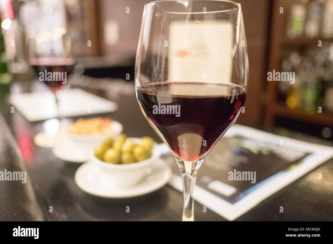 Santa Cruz de Tenerife; un bicchiere di vino rosso locale nel bar di un hotel. Foto Stock
