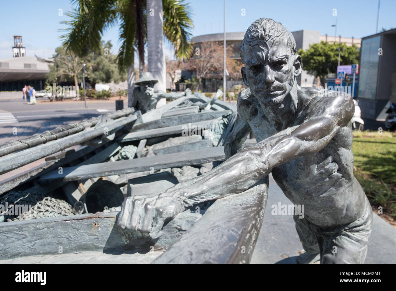 Santa Cruz de Tenerife; una scultura di metallo di pescatori mettendo la loro barca in mare al di fuori del mercato africano. Foto Stock