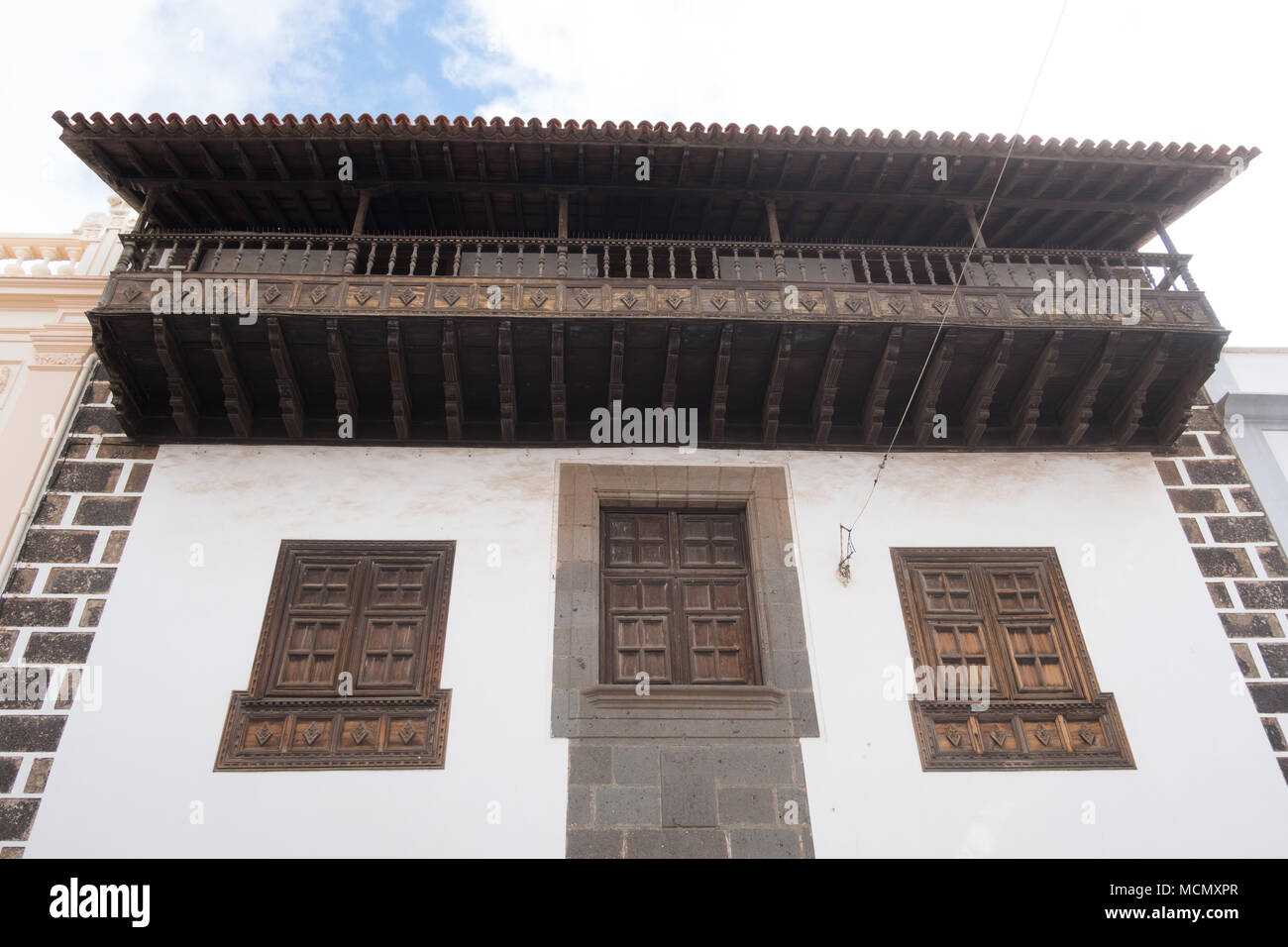 La Laguna, Tenerife. Una casa tradizionale con balcone in legno dalla quale i ricchi potevano guardare in giù su quelle di seguito. Foto Stock