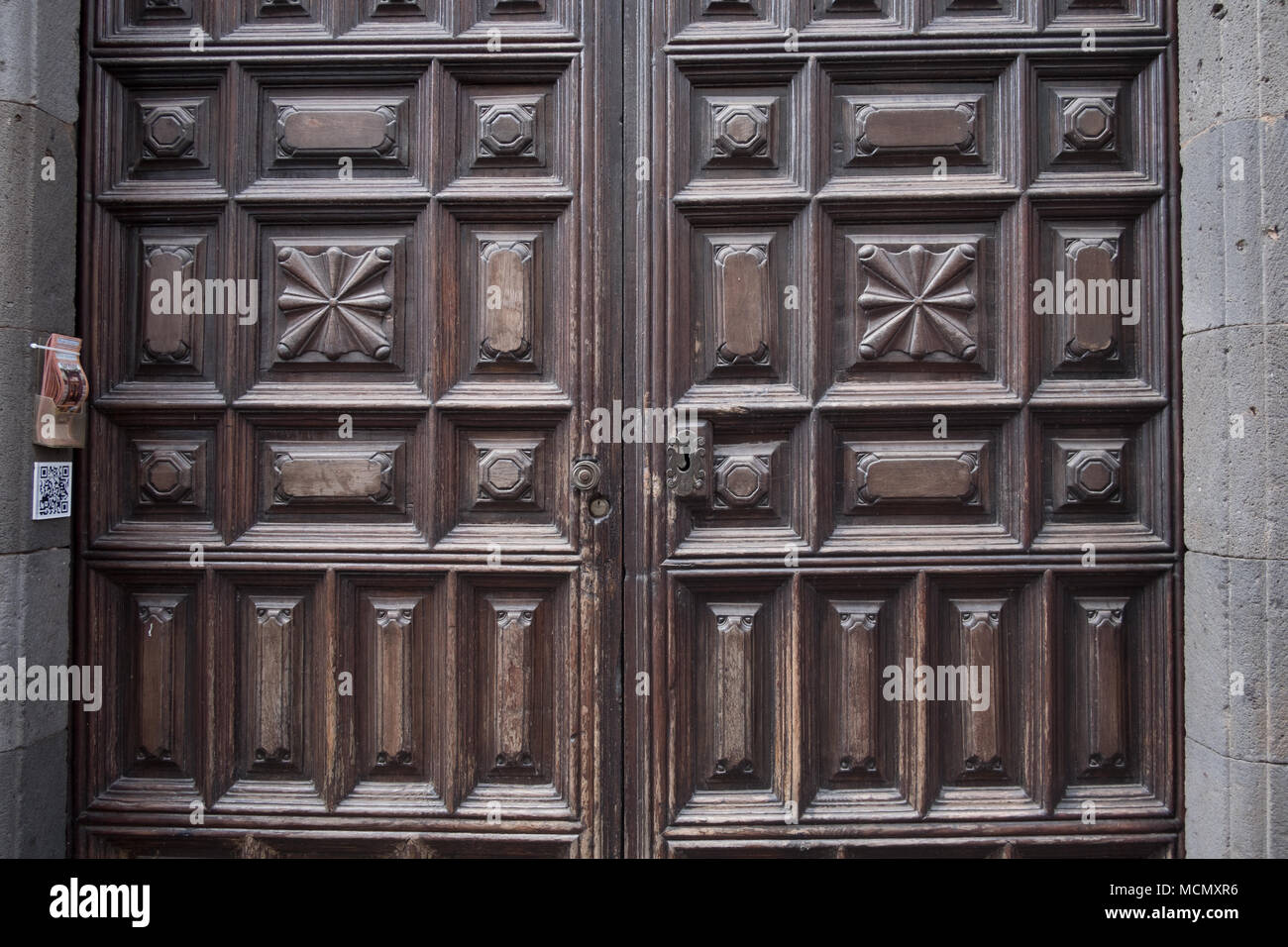 La Laguna, Tenerife. Un tradizionale in legno intagliato porta per il XVII secolo la casa di un ricco mercante. Foto Stock