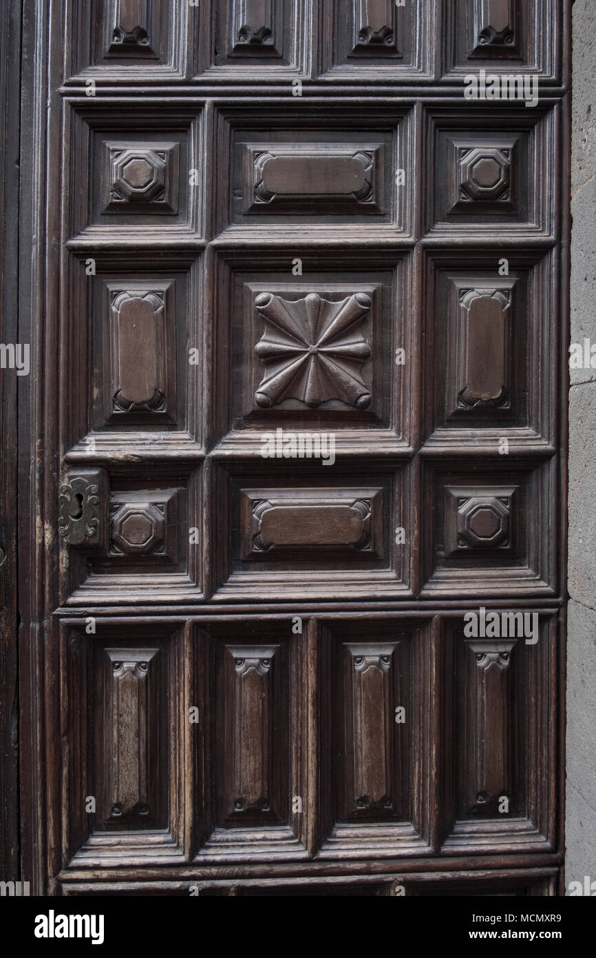 La Laguna, Tenerife. Un tradizionale in legno intagliato porta per il XVII secolo la casa di un ricco mercante. Foto Stock