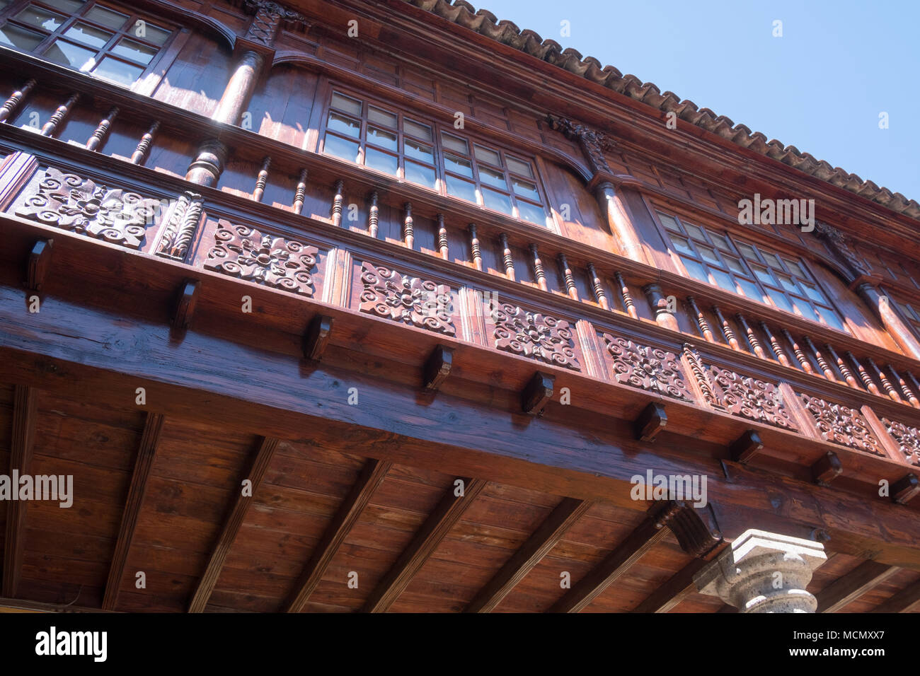 La Laguna, Tenerife. Una casa tradizionale con balcone in legno dalla quale i ricchi potevano guardare in giù su quelle di seguito. Foto Stock